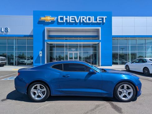 Used 2018 Chevrolet Camaro LT RWD image 30