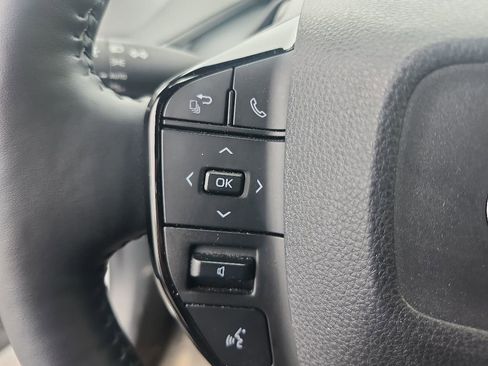 Used 2025 Toyota Prius FWD image 8