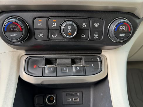 Used 2021 GMC Acadia Denali w/ Denali Technology Package FWD image 27