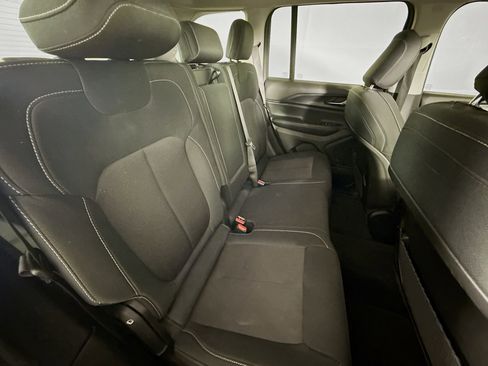 Used 2023 Jeep Grand Cherokee Laredo image 32