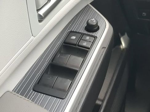 Used 2025 Toyota Sienna XLE FWD image 30