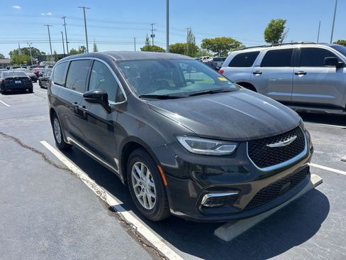 Used 2024 Chrysler Pacifica Touring-L image 1