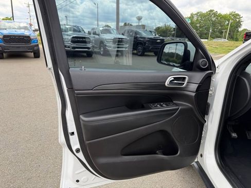 Used 2020 Jeep Grand Cherokee Laredo RWD image 12