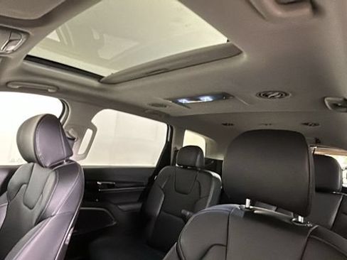 Used 2025 Kia Telluride S FWD image 12