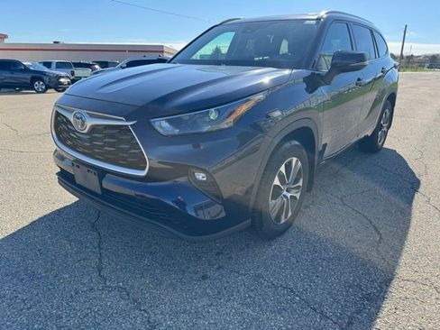Used 2022 Toyota Highlander XLE AWD/4WD image 11