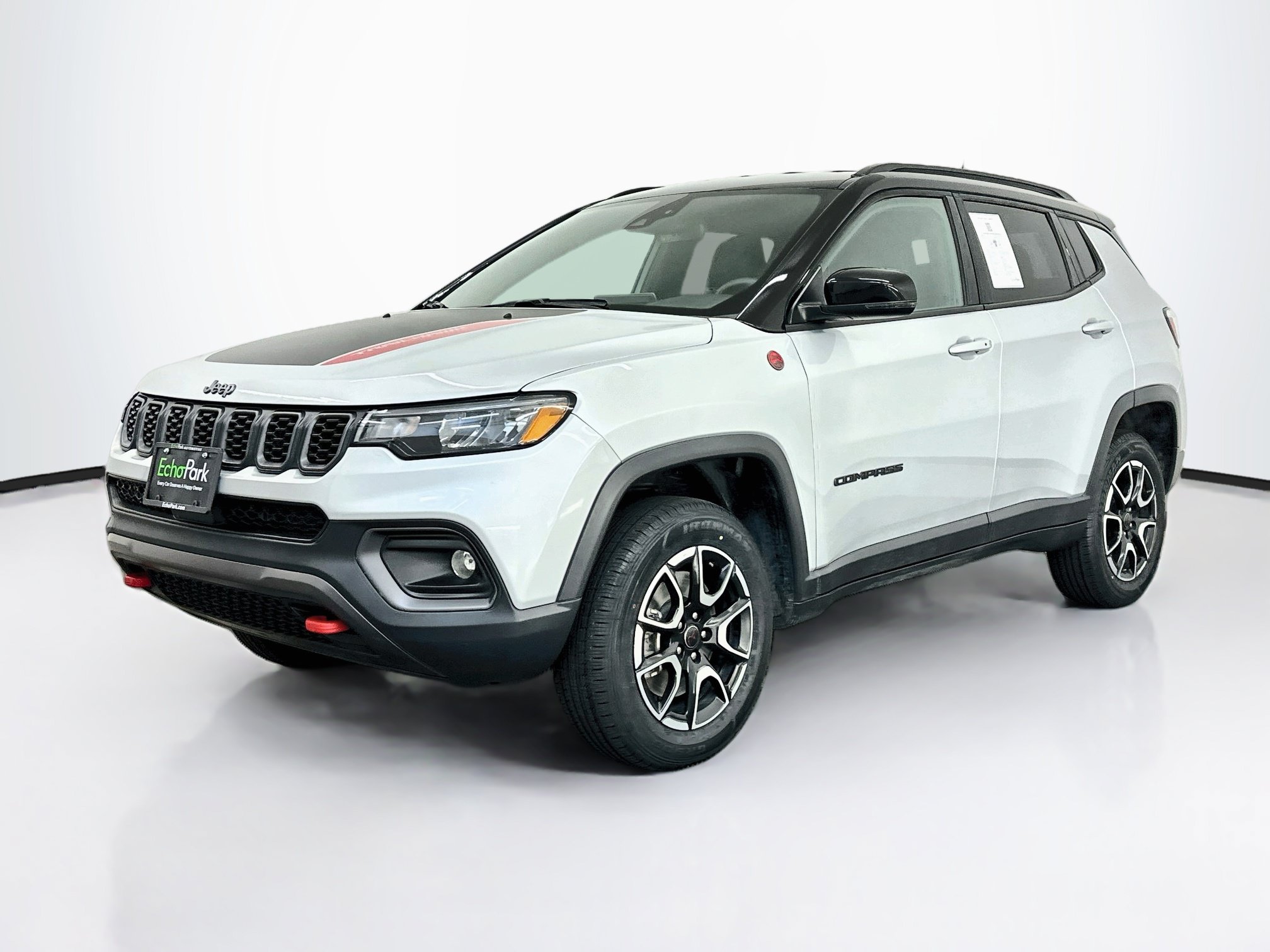 Used 2025 Jeep Compass Trailhawk AWD/4WD image 3