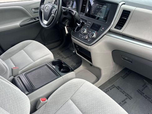 Certified 2016 Toyota Sienna LE image 17