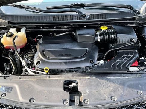 Used 2023 Chrysler Pacifica Touring-L FWD image 10