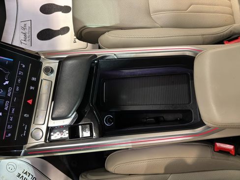 Used 2019 Audi e-tron Prestige w/ Prestige Package image 19