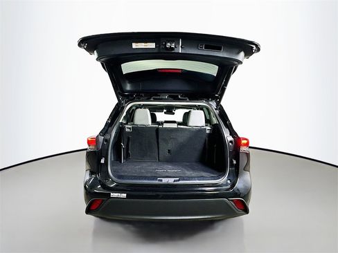 Used 2021 Toyota Highlander XLE image 36