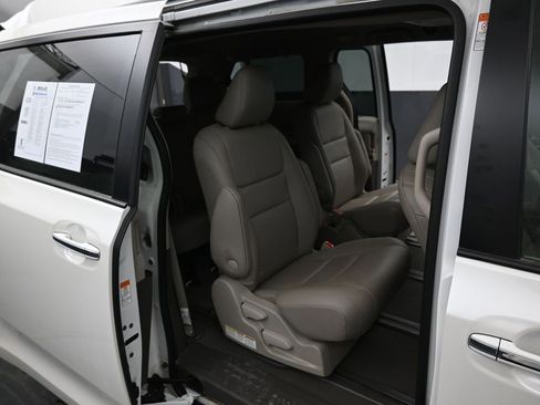 Certified 2020 Toyota Sienna Limited image 31