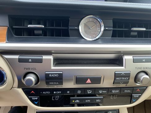 Used 2013 Lexus ES 300h w/ Luxury Pkg FWD image 29