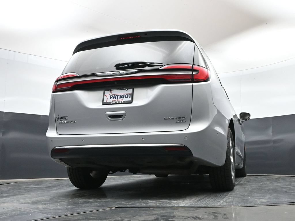 Used 2022 Chrysler Pacifica Limited AWD/4WD image 46