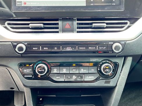Used 2022 Kia Niro EX image 14