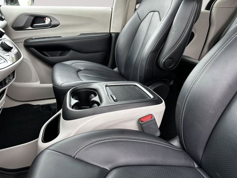 Used 2024 Chrysler Pacifica Touring-L FWD image 18