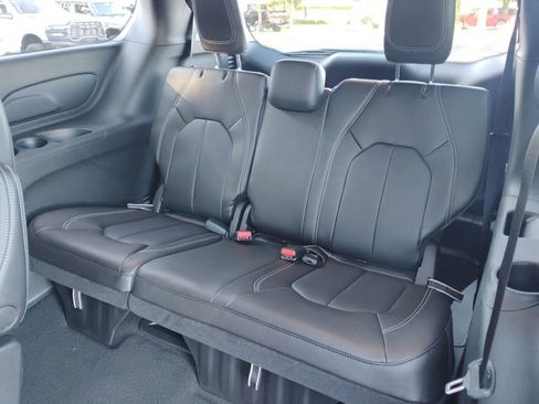 New 2026 Chrysler Pacifica Select image 15
