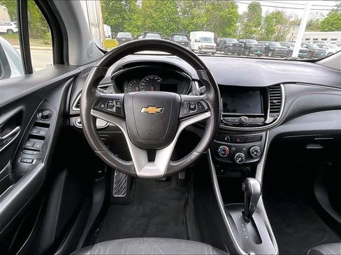 Used 2020 Chevrolet Trax LT w/ LT Convenience Package AWD/4WD image 17