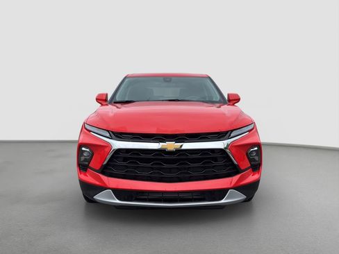 Used 2026 Chevrolet Blazer LT FWD image 2
