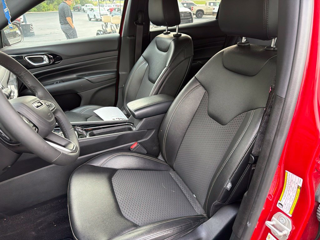 Used 2024 Jeep Compass Latitude w/ Convenience Group AWD/4WD image 8