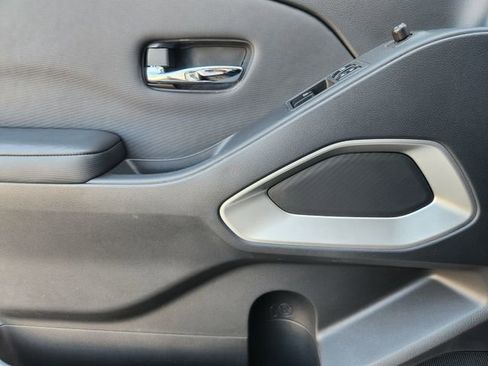 Used 2024 Nissan Frontier SV w/ SV Convenience Package image 17