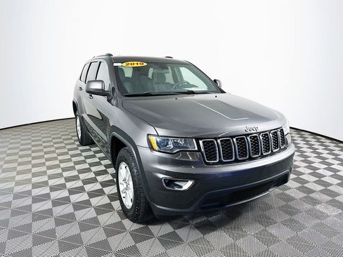 Used 2019 Jeep Grand Cherokee Laredo w/ Security & Convenience Group AWD/4WD image 3