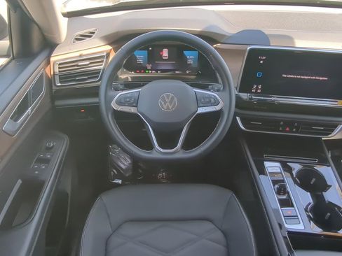 Used 2024 Volkswagen Atlas SE image 14
