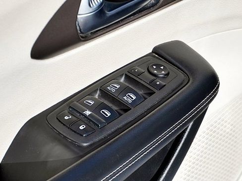 Used 2022 Chrysler Voyager LX image 24