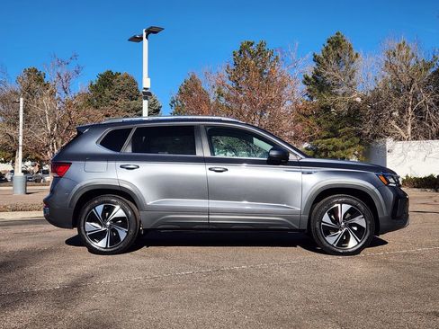 Certified 2024 Volkswagen Taos SE image 2