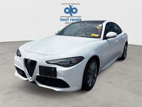 Used 2022 Alfa Romeo Giulia Ti AWD/4WD image 2