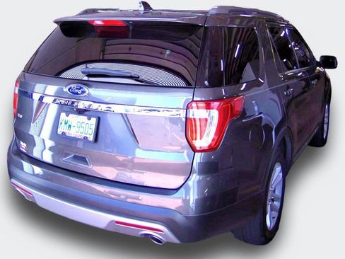 Used 2017 Ford Explorer XLT w/ Equipment Group 202A FWD image 3