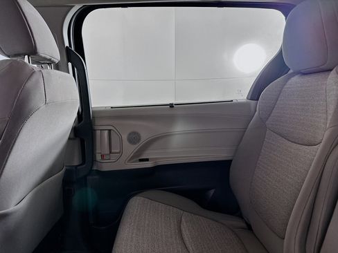 Used 2024 Toyota Sienna LE image 30