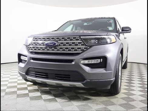 Used 2022 Ford Explorer Limited w/ Equipment Group 301A RWD image 2