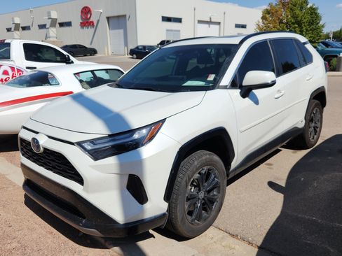 Used 2022 Toyota RAV4 SE w/ Convenience Package AWD/4WD image 3