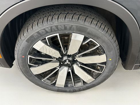 Used 2025 Mitsubishi Outlander SE image 11