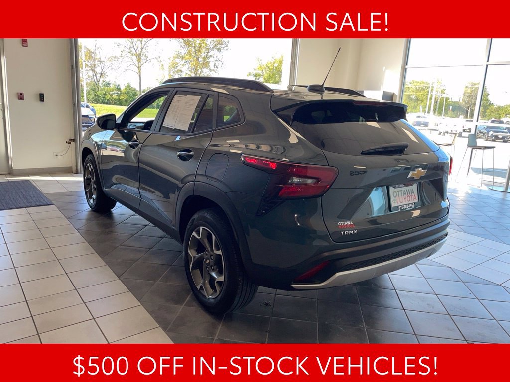 Used 2025 Chevrolet Trax LT FWD image 7