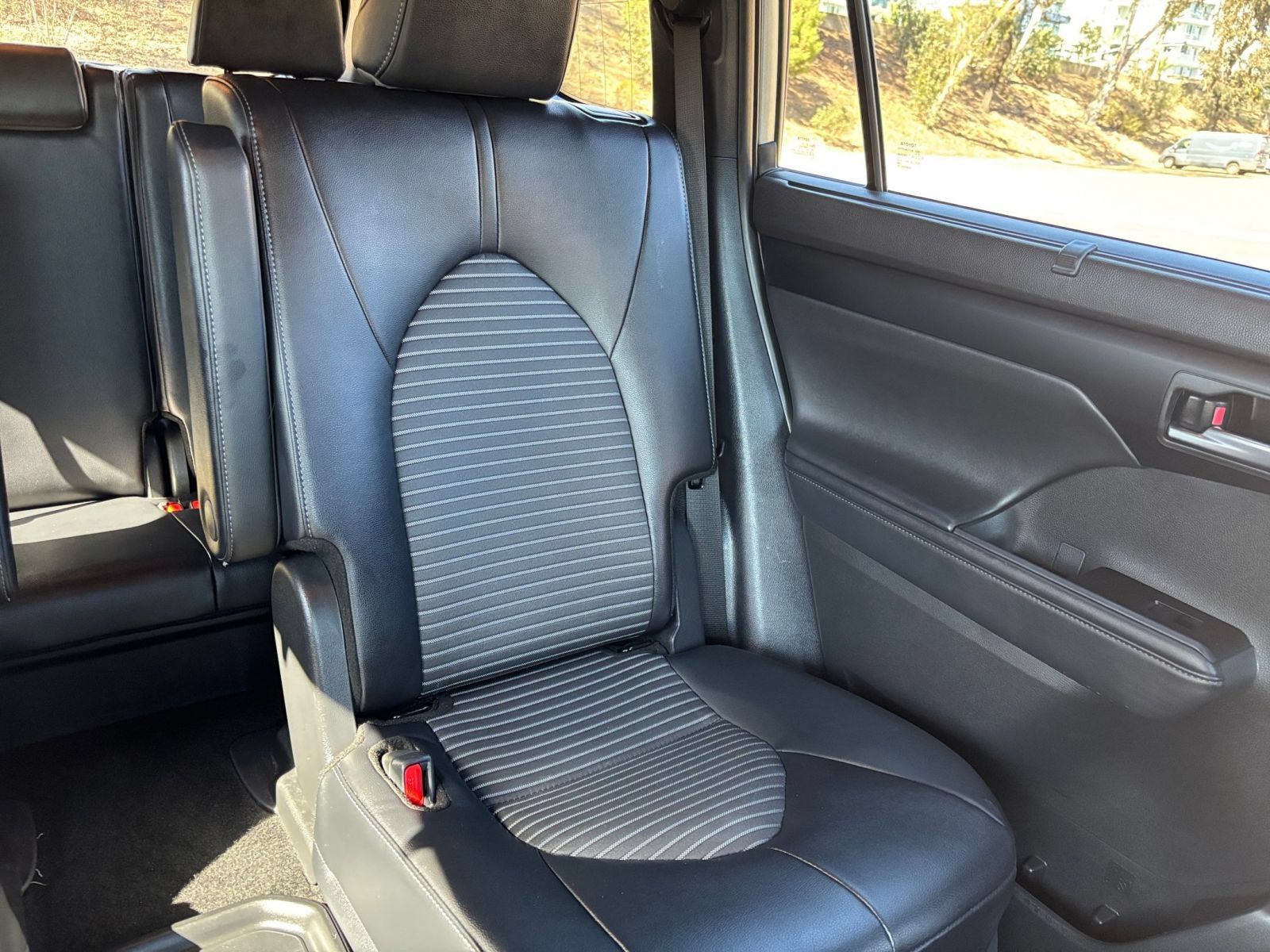 Used 2025 Toyota Highlander XSE AWD/4WD image 39