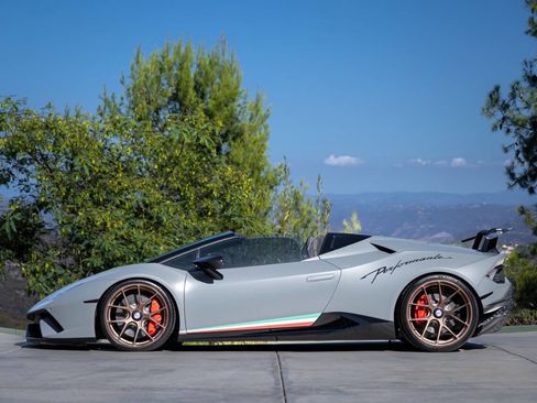 Used 2018 Lamborghini Huracan Performante image 2