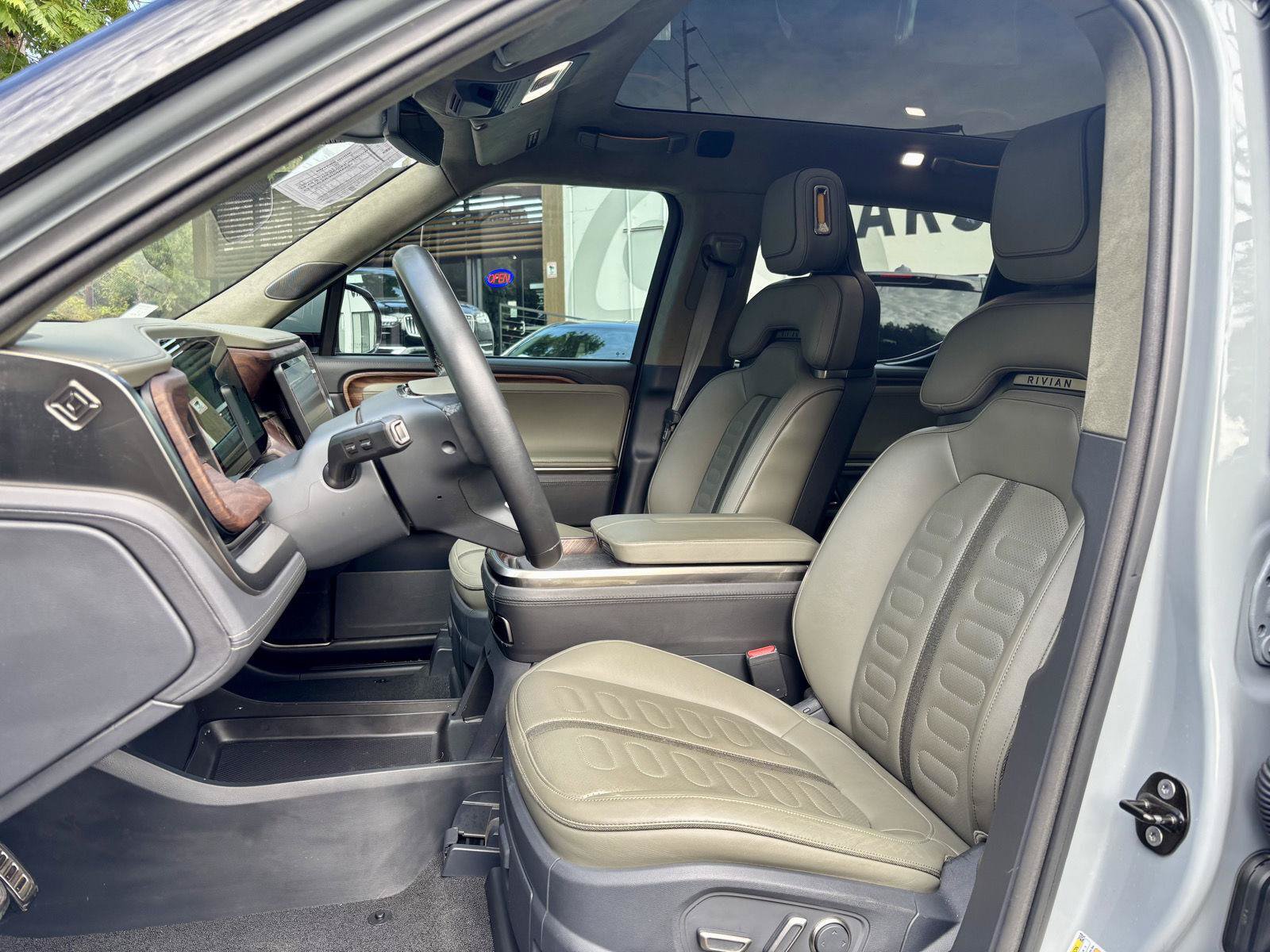 Used 2022 Rivian R1T Adventure AWD/4WD image 17