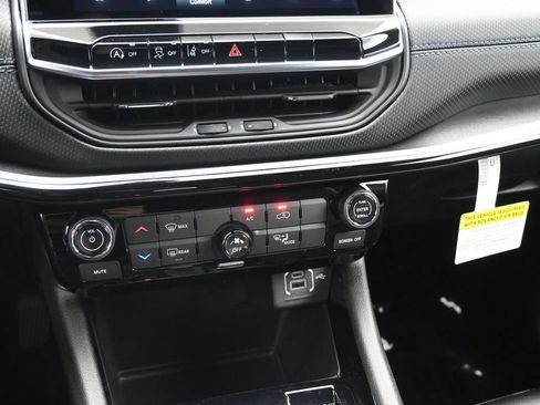 New 2026 Jeep Compass Latitude AWD/4WD image 18
