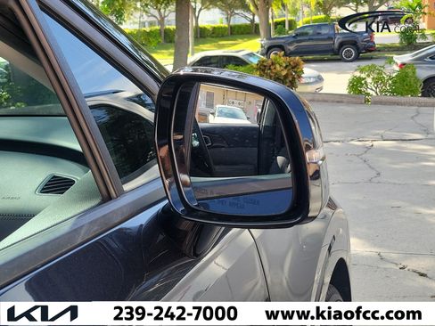 Used 2025 Kia Carnival LX FWD image 10