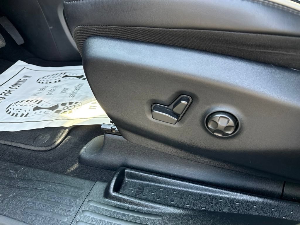 Used 2026 Chrysler Pacifica Limited FWD image 30