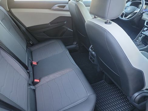 Certified 2025 Volkswagen Taos SE image 33