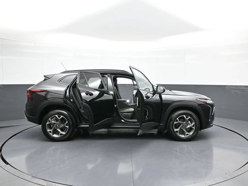 Used 2025 Chevrolet Trax LT w/ LT Convenience Package FWD image 40