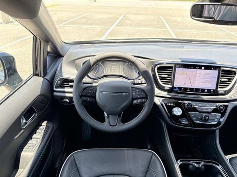 New 2027 Chrysler Pacifica Limited FWD image 19