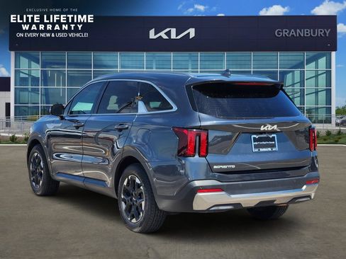 Used 2025 Kia Sorento S w/ Panoramic Sunroof Package FWD image 5