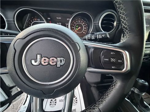 Used 2018 Jeep Wrangler Unlimited Sahara image 32