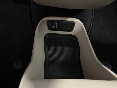 Used 2018 Chrysler Pacifica L FWD image 23