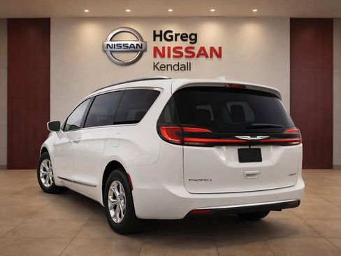 Used 2021 Chrysler Pacifica Limited w/ Premium & Safety Sphere Group image 4