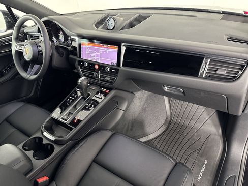 Certified 2025 Porsche Macan image 30