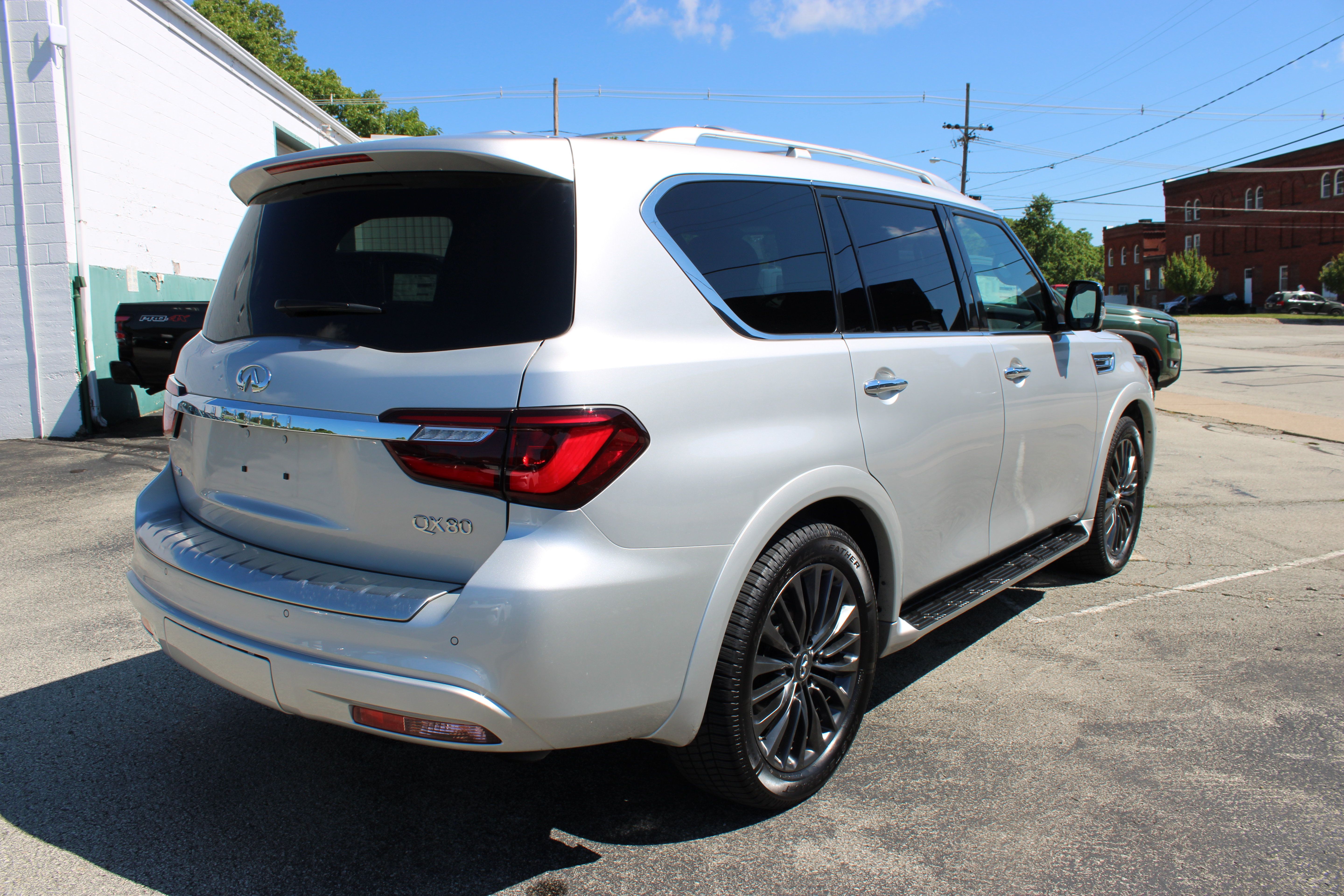 Used 2023 INFINITI QX80 Sensory w/ Cargo Package AWD/4WD image 10